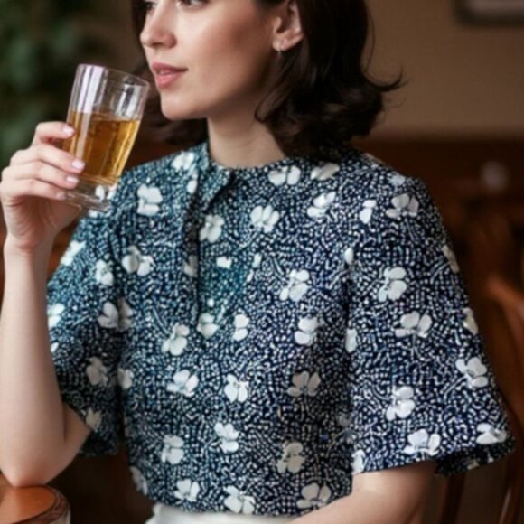 Cabi Blue Floral V-Neck Blouse Short Sleeves Dotted Print Lightweight Top Size L - Picture 1 of 11